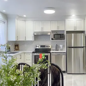 Newly-renovated 3br House, 12 Minutes To Airport Apartment